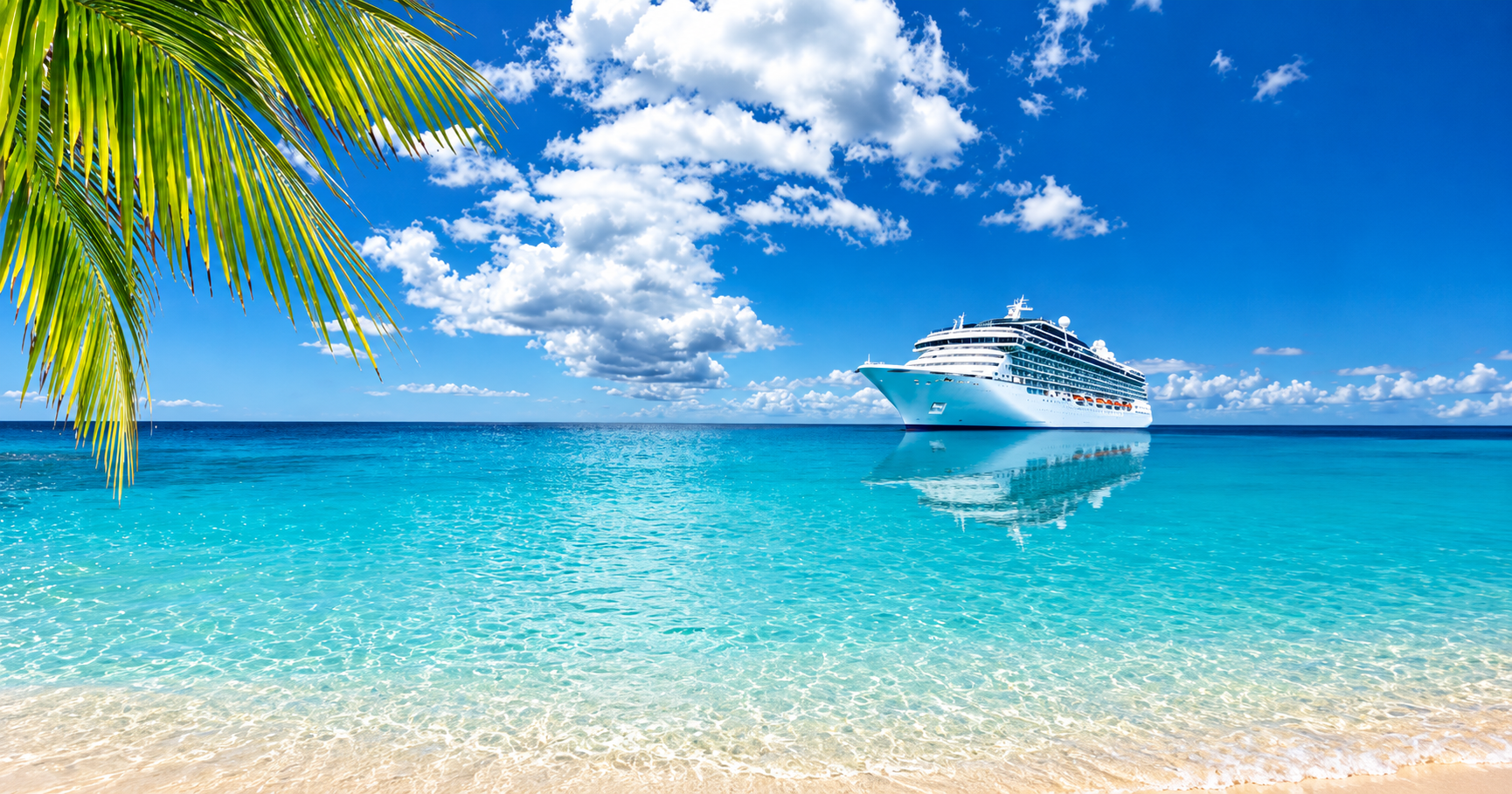 Navio de cruzeiro em mar azul-turquesa junto a uma praia tropical