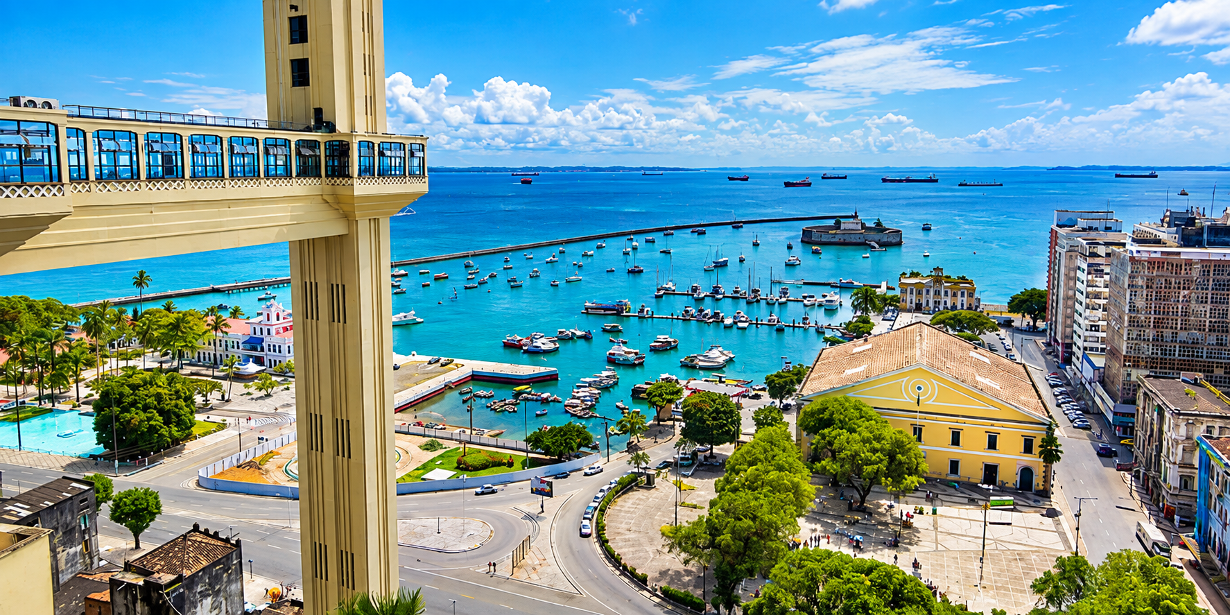 Vista de Salvador com o Elevador Lacerda e a Baía de Todos-os-Santos